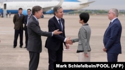 সাংহাই হংকিয়াও আন্তর্জাতিক বিমানবন্দর ছাড়ার প্রস্তুতির সময় (ডান থেকে তৃতীয়) যুক্তরাষ্ট্রের পররাষ্ট্রমন্ত্রী অ্যান্টনি ব্লিংকেন অন্যান্য কর্মকর্তাদের সাথে কথা বলছেন। ২৫ এপ্রিল, ২০২৪। 