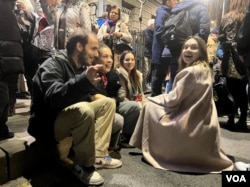 Osmi protest građana i studenata ispred Republičke izborne komisije zbog izbornih nepravilnosti, u organizaciji liste Srbija protiv nasilja, u Beogradu, 25. decembra 2023. (Foto: Glas Amerike/Rade Ranković)