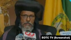 የቅዱስ ሲኖዶስ መግለጫ በንባብ ያሰሙት የጠቅላይ ቤተክህነት ዋና ሥራ አስኪያጅና የባህር ዳር ሀገረ ስብከት ሊቀ ጳጳስ ብፁዕ አቡነ አብርሃም። ፎቶ፡ የኢኦተቤ መገናኛ ብዙኀን አገልግሎት ሥርጭት ድርጅት ስክሪን ቅጂ።