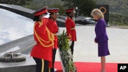 2023年2月22日，美國第一夫人吉爾·拜登（右）出席在納米比亞溫得和克英雄廣場舉行的花圈敬獻儀式。（美聯社照片）
