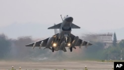 资料照片: 2023年4月8日中国东部战区在台湾岛附近进行战备巡逻和军事演习时一架战机起飞