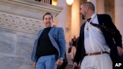 El representante George Santos, republicano por Nueva York, sale del Capitolio en Washington el jueves 30 de noviembre de 2023 por la noche. (Foto AP/J. Scott Applewhite)