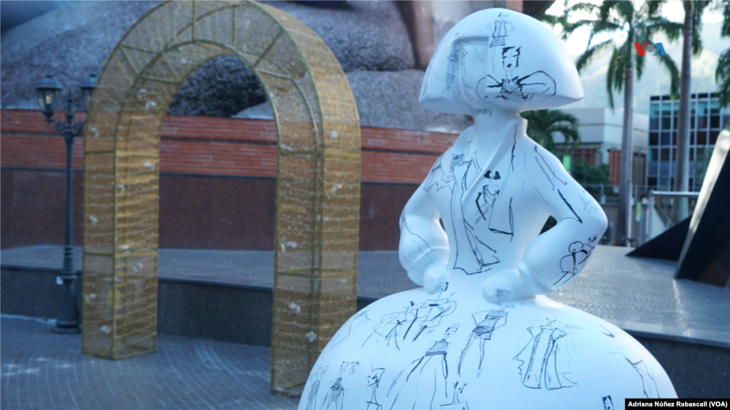 El diseñador de modas venezolano, Ángel Sànchez, utilizó bocetos de sus vestidos para intervenir esta menina.