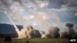 Lansiranje projektila iz američke vojske HIMARS tokom vježbi u Shoalwater Bayu, Australija, 22. jula 2023. SAD su najavile skoro milijardu dolara dodatne vojne pomoći Ukrajini. Paket pomoći uključuje municiju za HIMARS raketne bacače.