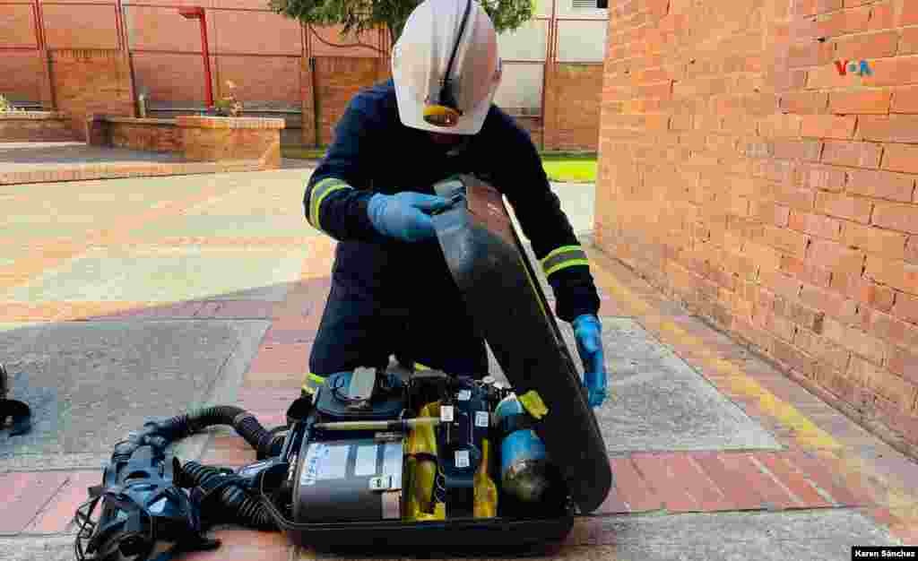 Los socorredores deben ser muy cuidadosos, antes de entrar a la mina, y revisar acada uno de los elementos de prevención, seguridad y salvamento. [Foto: Karen Sánchez, VOA]
