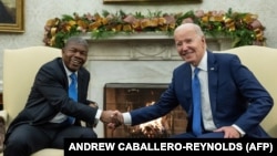 O presidente dos EUA, Joe Biden, aperta a mão do presidente angolano, João Lourenço, durante uma reunião no Salão Oval da Casa Branca em Washington, DC ,a 30 de novembro de 2023.