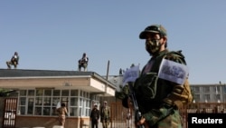FILE - Tentara Taliban berjaga pada upacara peringatan kedua pengambilalihan Kabul oleh Taliban di Kabul, Afghanistan, 15 Agustus 2023.
