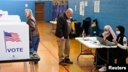 عکس آرشیف از یک مرکز رای‌دهی در ایالات متحده