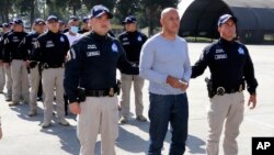 ARCHIVO - En esta fotografía suministrada por la oficina de prensa de la policía colombiana, agentes escoltan a Álvaro Córdoba durante su extradición a EEUU el 19 de enero de 2023. (Oficina de prensa de Policía Nacional de Colombia vía AP, Archivo)