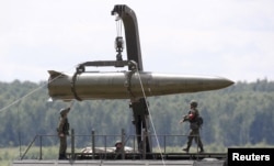 แฟ้มภาพ - ทหารรัสเซียติดตั้งขีปนาวุธใส่เครื่องยิงจรวดเคลื่อนที่ (ภาพจากรอยเตอร์)