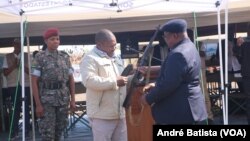 Filipe Nyusi, Presidente de Moçambique, e Ossufo Momade, presidente da Renamo, cerimónia de encerramento da última base da antiga guerrilha