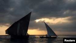 Wavuvi wakiwa baharini wakati wa machweo huko Zanzibar. REUTERS/Radu Sigheti