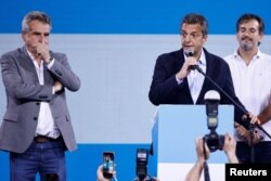 El candidato presidencial argentino Sergio Massa habla con sus partidarios durante la segunda vuelta de las elecciones presidenciales de Argentina, en Buenos Aires, Argentina, el 19 de noviembre de 2023. REUTERS/Adriano Machado