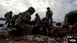 Шефот на Алијансата вели дека покажува дека „секоја педа од територијата на НАТО“ е заштитена - но Украина се бори со недостиг на муниција.