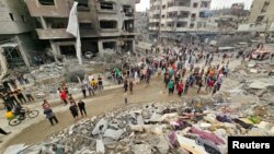 Warga Palestina memeriksa lokasi serangan Israel terhadap rumah-rumah di kamp pengungsi Jabalia, di Gaza utara, 14 November 2023. (Foto: REUTERS/Anas al-Shareef)