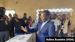 Paulo Vahanle, da Renamo, introduz o boletim de voto na urna, nas eleições autárquicas, Nampula. Moçambique. 