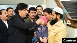 د بلوچستان د صحت محکمې ايالتي سيکرټري عبدالله خان په  کوټه کې د کيمپېن پرانيسته ماشومانو ته په څاڅکو ورکولو وکړه