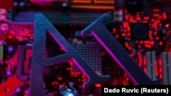 ILUSTRASI - Huruf AI (Artificial Intelligence) dan tangan robot, 23 Juni 2023. (Dado Ruvic/REUTERS)