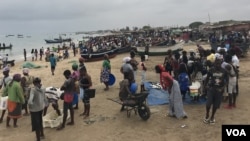 Venda de peixe nujma praia de Benguela