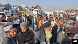 阿富汗難民在巴基斯坦的查曼邊境口岸等待返回阿富汗。（2023年11月1日）