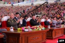 Kiongozi wa Korea Kaskazini Kim Jong Un (kati), Mjumbe wa Politiburo ya Chama cha Kikomunisti cha China Li Hongzhong (wanne kulia) na Waziri wa Ulinzi wa Russia Sergei Shoigu (kushoto) wakihudhuria sherehe za maadhimisho ya vita huko Pyongyang, Julai 27, 2023. (Korean Central News Agency)