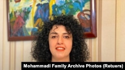 Narges Mohammadi, activista iraní de derechos humanos y vicepresidente del Centro de Defensores de los Derechos Humanos (DHRC), posa en esta fotografía sin fecha.