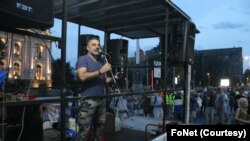 Voditelj Smiljan Banjac u obraćanju građanima na protestu (FoNet)