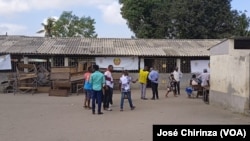 Eleitores fazem a fila para votar nas Eleições Autárquicas em Moçambique.