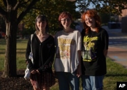 Sekelompok teman dan mahasiswa baru Universitas Missouri, dari kiri: Sylvia Debruzzi, Sarah Woods, dan Emma Komoroski, mengaku sebagai "the nones" di kampus mereka di Kolombia, Missouri, Jumat, 8 September 2023. (AP/Jessie Wardarski)