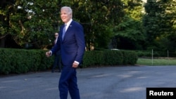 Predsednik SAD Džo Bajden u dvorištu Bele kuće posle povratka iz Kolorada