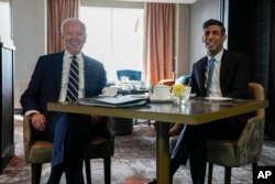 Presiden Joe Biden bertemu dengan Perdana Menteri Inggris Rishi Sunak, 12 April 2023, di Belfast, Irlandia Utara. (Foto: AP)