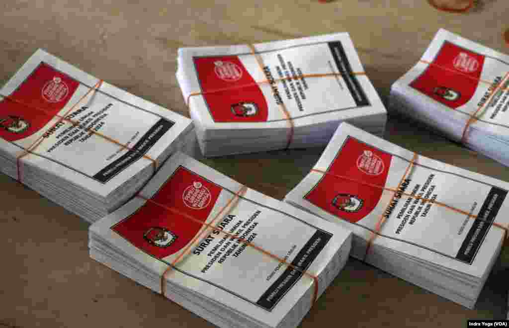 Surat suara untuk pemilihan calon presiden dan wakil presiden di Gudang KPU Kotamadya Jakarta Timur, Kamis (11/1) di Jakarta. (VOA/Indra Yoga)