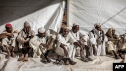 Wanaume wa Kisudani waliokimbia vita, wakiwa kwenye msitari wakisubiri msaada wa fesha taslimu katika kambi ya wakimbizi huko Renk February 15, 2024.Picha na LUIS TATO / AFP. 