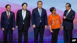 Menteri Luar Negeri Retno Marsudi (kedua dari kanan) bersama sejumlah menteri luar negeri dari negara-negara Asia dan perwakilan China Wang Yi (kanan) hadir dalam ASEAN Ministerial Meeting di Jakarta, pada 13 Juli 2023. (Foto: Mast Irham/Pool Photo via AP)