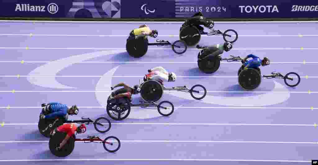 Thailand's Chaiwat Rattana leads in the para athletics men's 100m - T34 final at the Stade de France at the Paris 2024 Paralympic Games, Paris, France, Sept. 2, 2024.