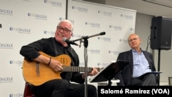 Luis Enrique Mejía Godoy conversa con el periodista Carlos Fernando Chamorro sobre sus canciones, que durante décadas han contado historias de resistencia. En un evento del Diálogo Interamericano en Washington el 14 de noviembre de 2023.