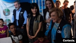 ARCHIVO - La comisionada de la CIDH, Esmeralda Arosemena (derecha) durante visita a la frontera de Cúcuta entre Venezuela y Colombia en febrero de 2020 para supervisar la situación de miles de migrantes llegando durante un momento álgido de la crisis. [Foto: Cortesía CIDH]