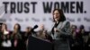 Wapres AS Kamala Harris menyelaraskan kampanye Biden terkait perlindungan dan perluasan hak atas aborsi di Big Bend, Wisconsin, Senin (22/1). 