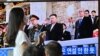 Layar televisi sedang menayangkan siaran berita tentang pemimpin Korea Utara Kim Jong Un yang menghadiri parade militer di Pyongyang untuk memperingati 70 tahun gencatan senjata Perang Korea, di sebuah stasiun kereta api di Seoul. (Foto: AFP)