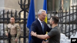 Generalni sekretar NATO-a Jens Stoltenberg, lijevo, i ukrajinski predsjednik Volodymyr Zelenskyy rukuju se prije sastanka u Kijevu, Ukrajina, 28. septembra 2023.