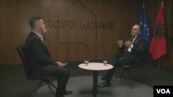 Ambasadori i Delegacionit të BE-së në Tirane Luigi Soreca gjatë intervistës me Zërin e Amerikës