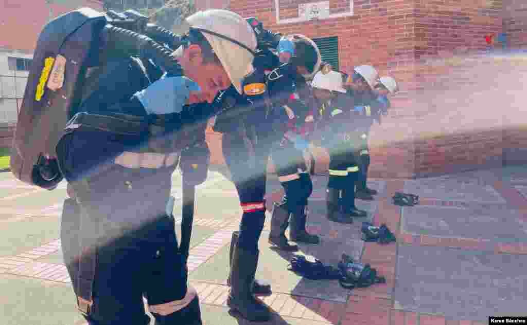 Cuando los socorredores reciben la alerta, hacen el alistamiento de los equipos -que incluyen overoles, cascos, guantes, medidores de gas y equipos de oxígeno para auxiliar a otros-. [Foto: Karen Sánchez, VOA]