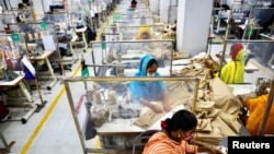 Sejumlah pekerja tampak menyelesaikan tugasnya masing-masing di sebuah pabrik garmen di Dhaka, Bangladesh, pada 17 Agustus 2021. (Foto: Reuters/Mohammad Ponir Hossain)