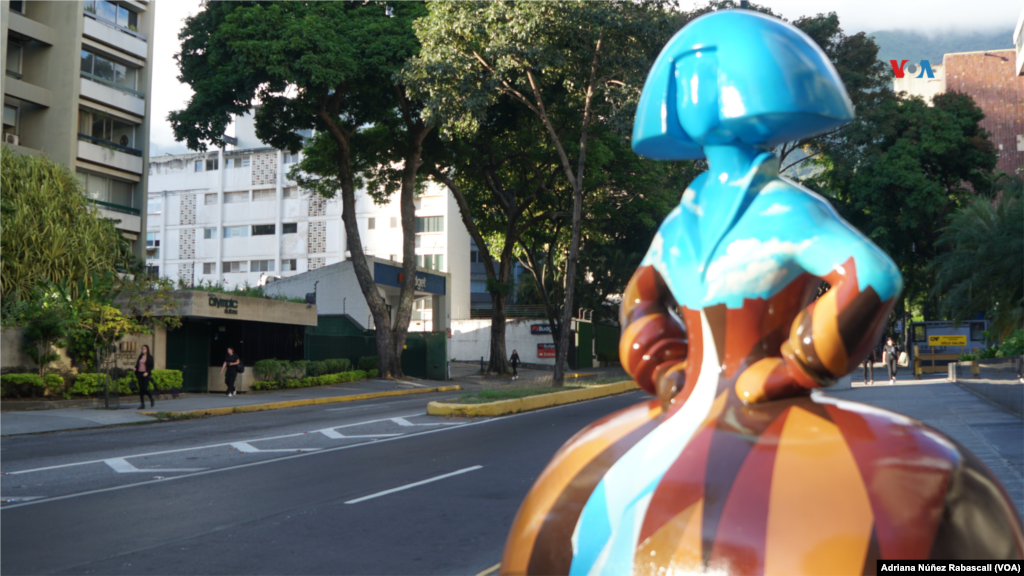 Instalada en una avenida principal de Caracas, esta menina representa al salto Ángel, &nbsp;la cascada más alta del mundo, con una altura de 979 metros.