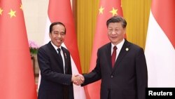 Presiden Indonesia Joko Widodo berjabat tangan dengan Presiden China Xi Jinping pada pertemuan di sela-sela Forum Belt and Road untuk Kerja Sama Internasional ketiga, di Beijing, 17 Oktober 2023. (China Daily via REUTERS)