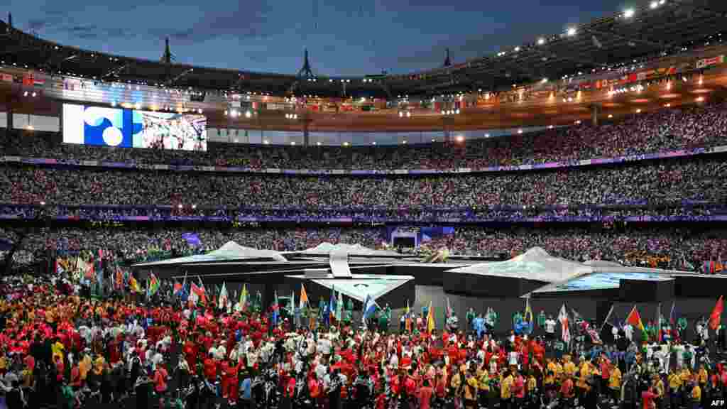 د ۲۰۲۴ کال د المپیک لوبو د اختتام په مراسمو کې د ورزشکارانو پریډ