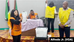 Membros da assembleia de votos fazem a contagem em Maputo.