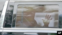 Donald Tramp tarafdorlari oldidan o'tayotgan paytda olingan surat, Mayami, Florida, 13-iyun, 2023 