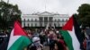 Pendukung Palestina berdemo dekat Gedung Putih di Washington di tengah konflik Israel -Hamas, Sabtu, 14 Oktober 2023. Presiden AS Joe Biden membahas konflik itu dengan PM Israel Benjamin Netanyahu dan Presiden Palestina Mahmoud Abbas via telepon. (Foto: Elizabeth Frantz/Reuters)