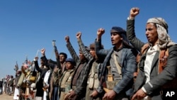 นักรบฮูตีและชาวเผ่าต่าง ๆ ชุมนุมต่อต้านการโจมตีของสหรัฐฯ และอังกฤษ ใกล้กรุงซานา ประเทศเยเมน เมื่อ 14 ม.ค. 2567 